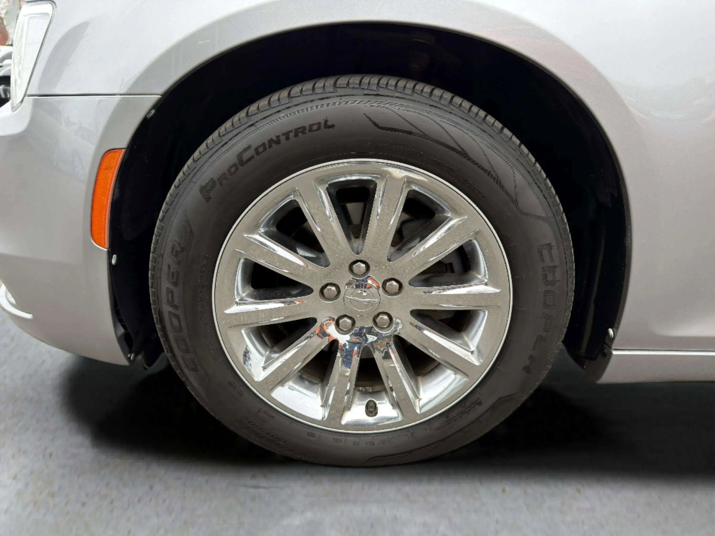 Used 2016 Chrysler 300 C image 12