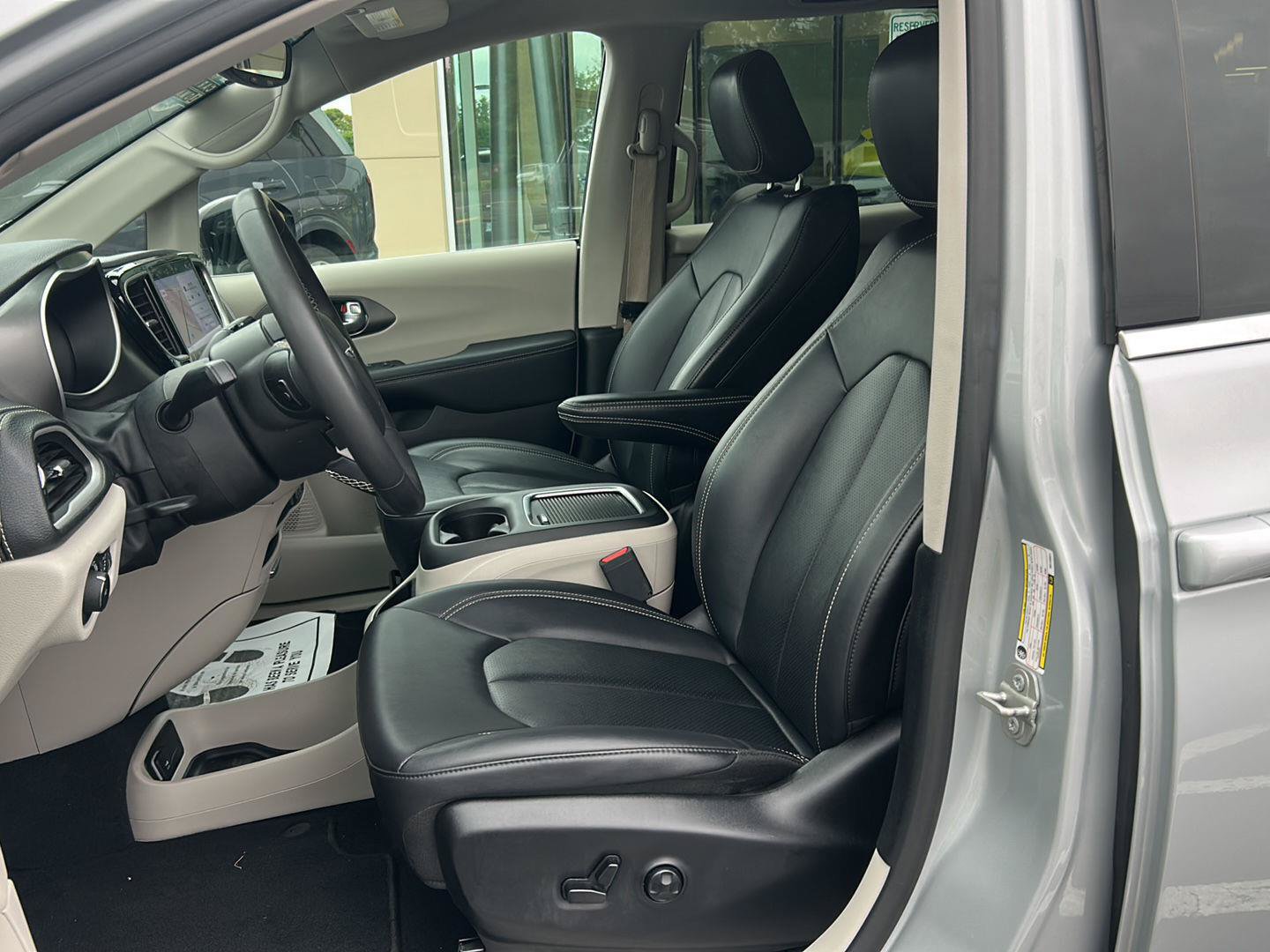Used 2024 Chrysler Pacifica Limited FWD image 19