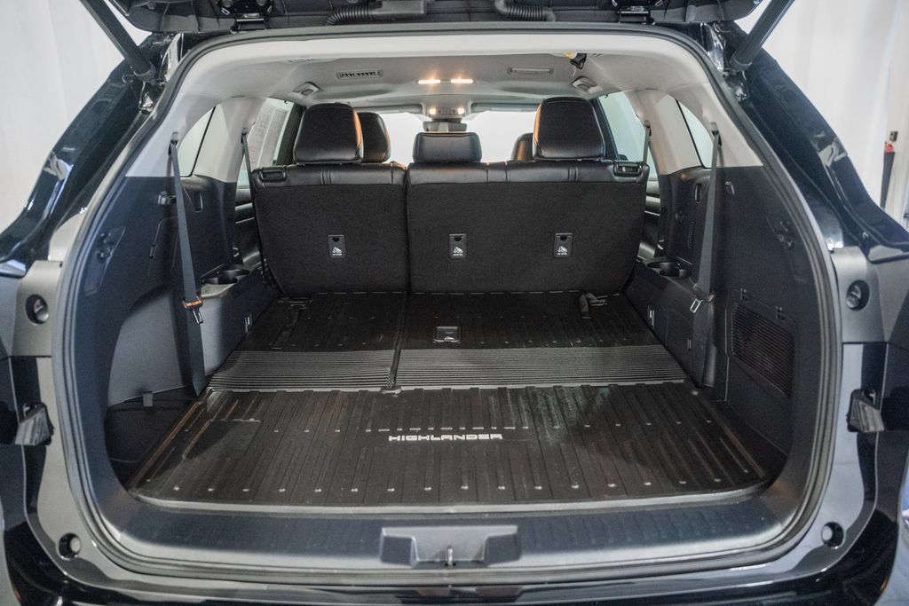 Used 2022 Toyota Highlander XLE AWD/4WD image 9