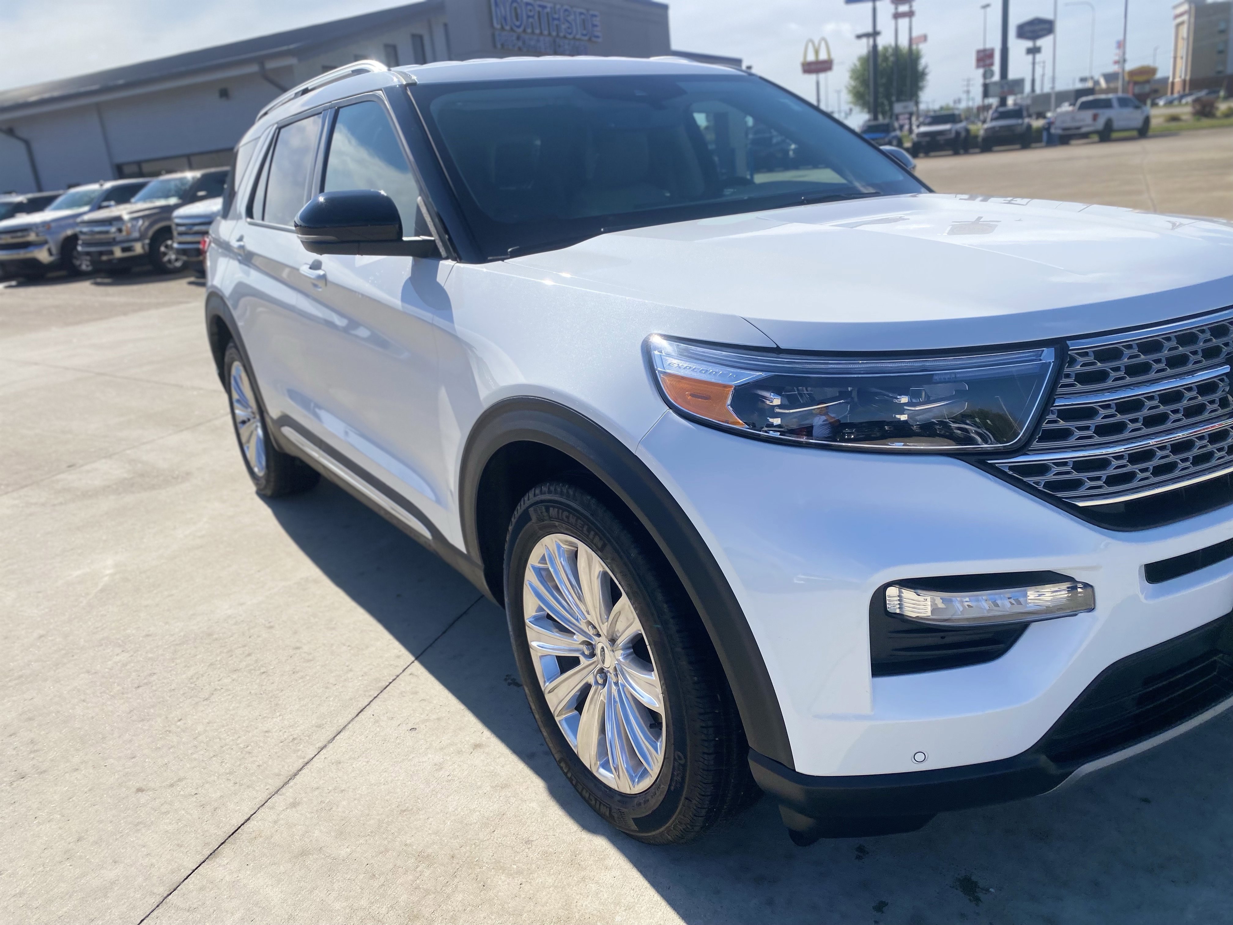 Used 2023 Ford Explorer Limited w/ Equipment Group 301A AWD/4WD image 3