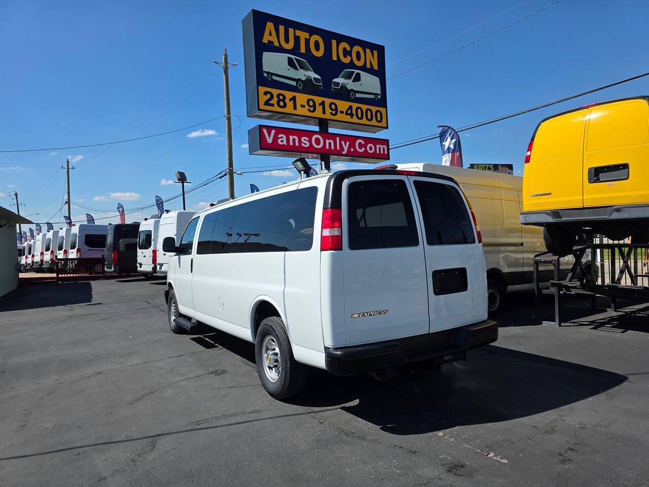 Used 2022 Chevrolet Express 3500 LS RWD image 2