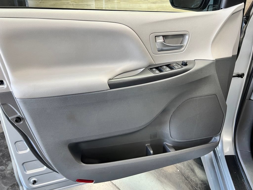 Used 2019 Toyota Sienna LE FWD image 23