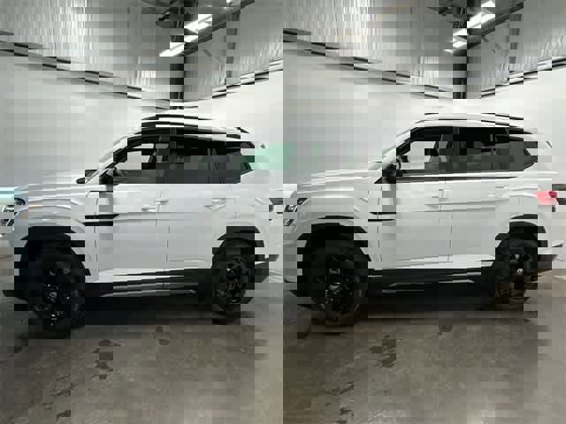New 2025 Volkswagen Atlas Peak Edition SE image 2