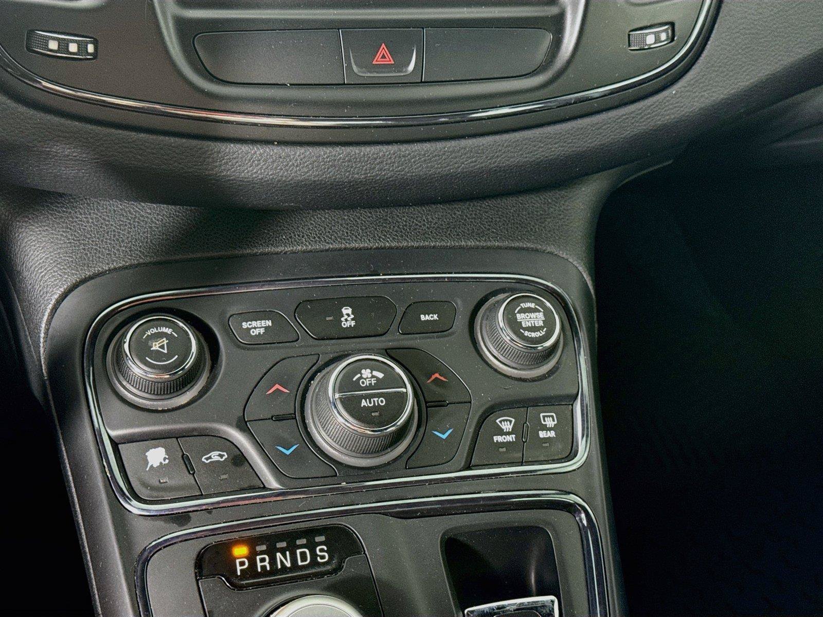 Used 2015 Chrysler 200 S FWD image 9
