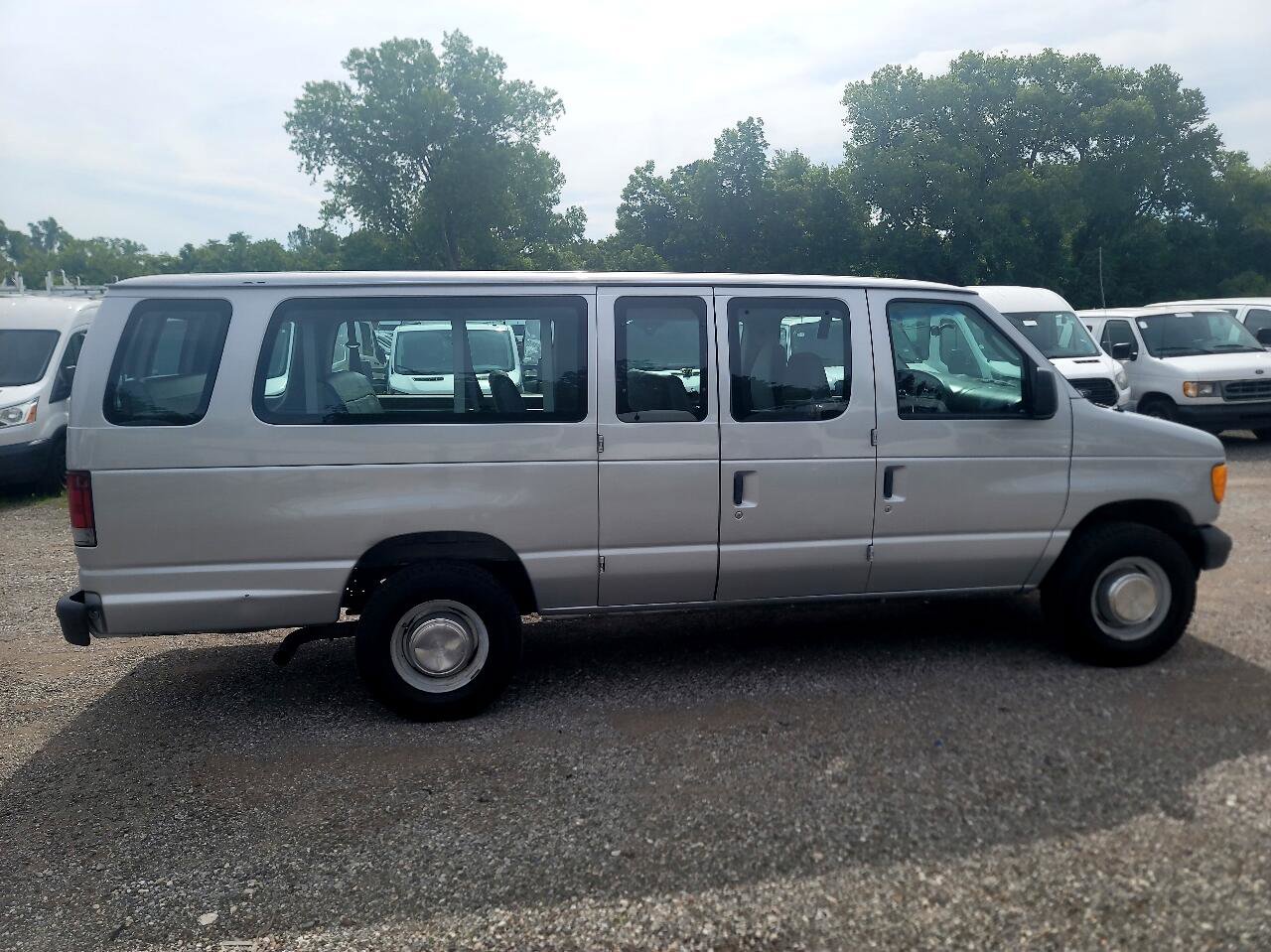 Used 2005 Ford E-350 and Econoline 350 Extended Wagon Super Duty image 4
