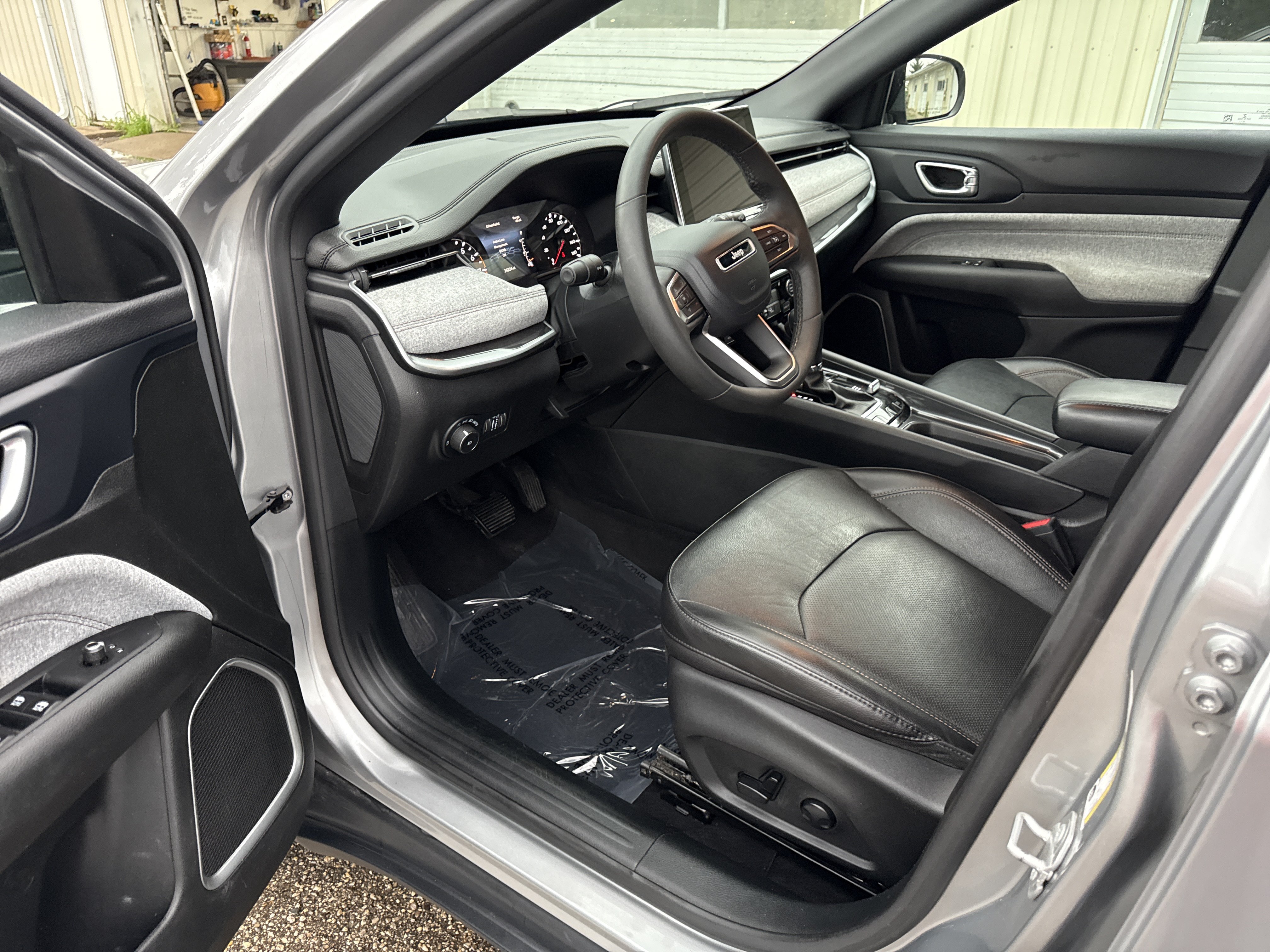 Used 2023 Jeep Compass Latitude AWD/4WD image 12