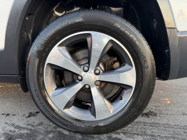 Used 2019 Jeep Cherokee Limited w/ Luxury Group image 24