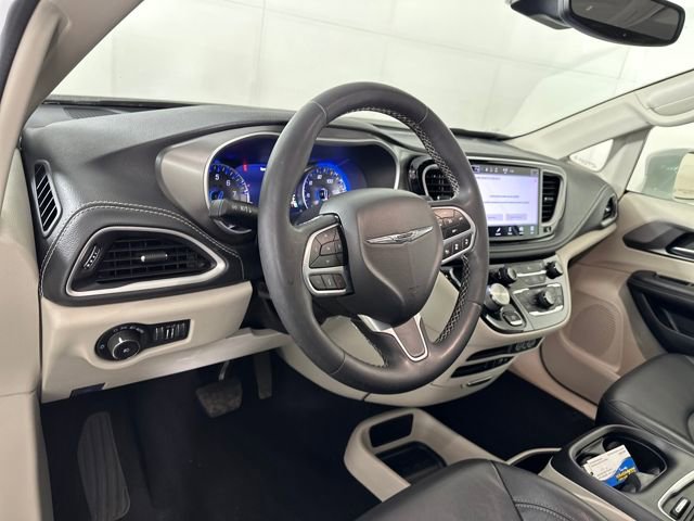Used 2022 Chrysler Pacifica Touring-L image 13