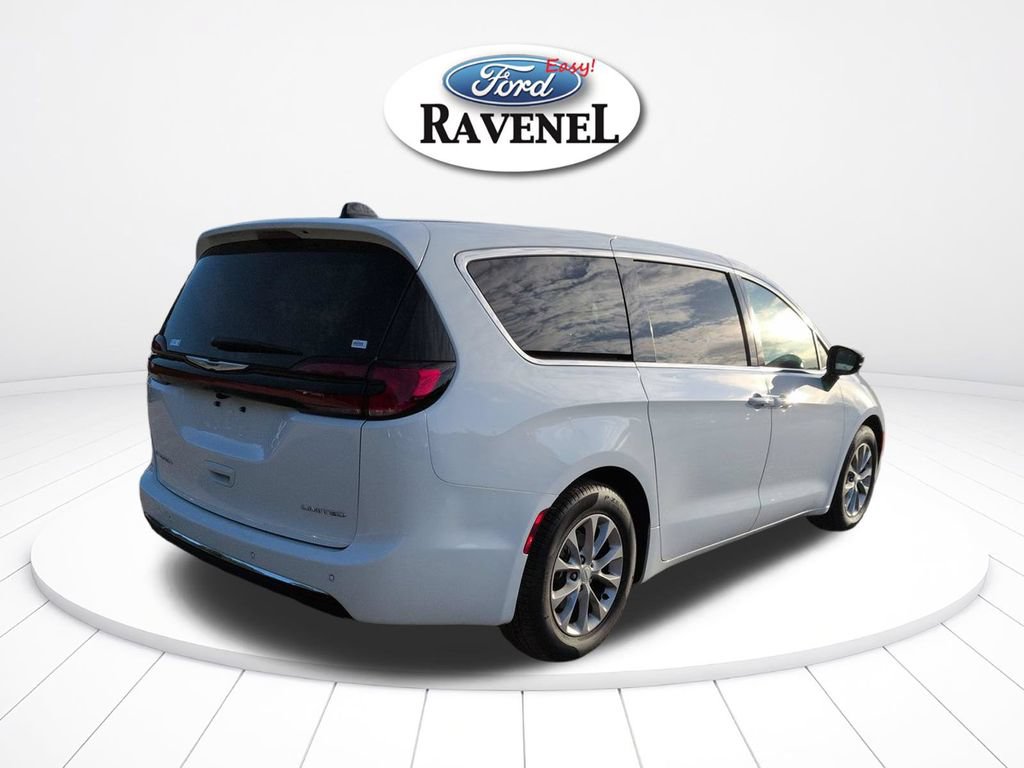 Used 2026 Chrysler Pacifica Limited FWD image 4