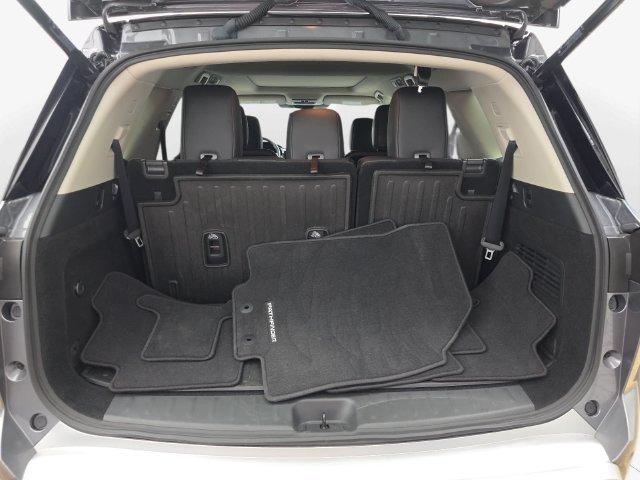Used 2025 Nissan Pathfinder Platinum FWD image 30