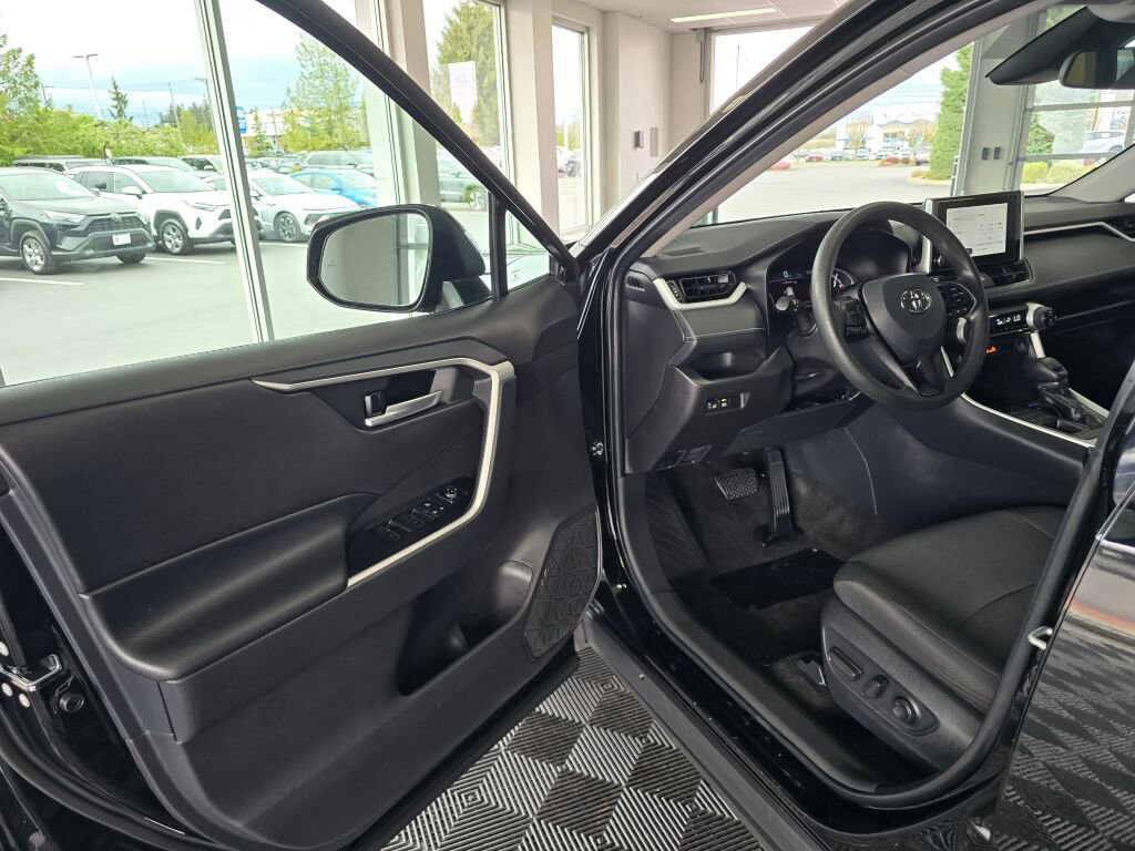 Used 2025 Toyota RAV4 XLE AWD/4WD image 18