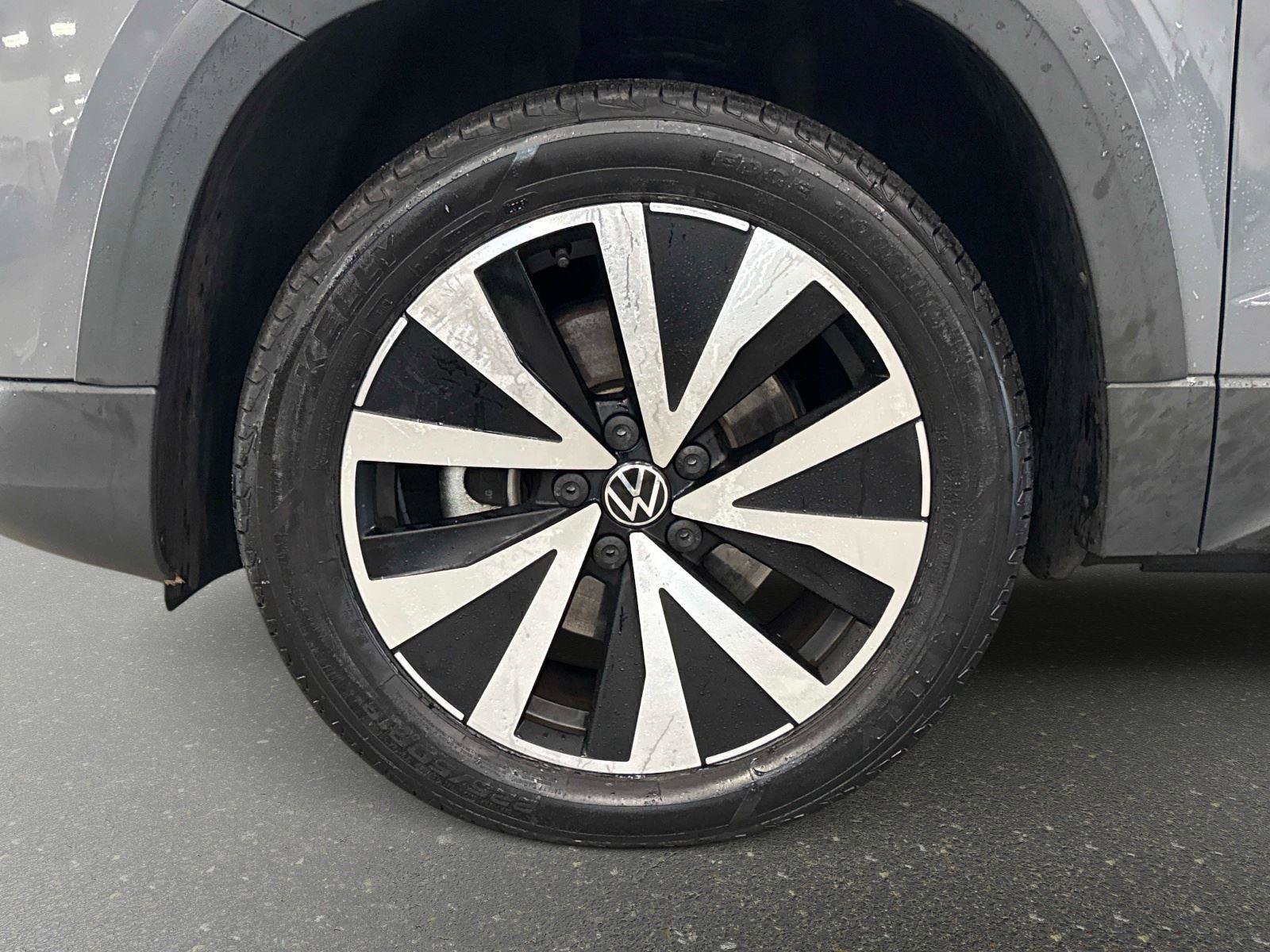 Certified 2022 Volkswagen Taos SE w/ IQ.Drive SE Package image 9