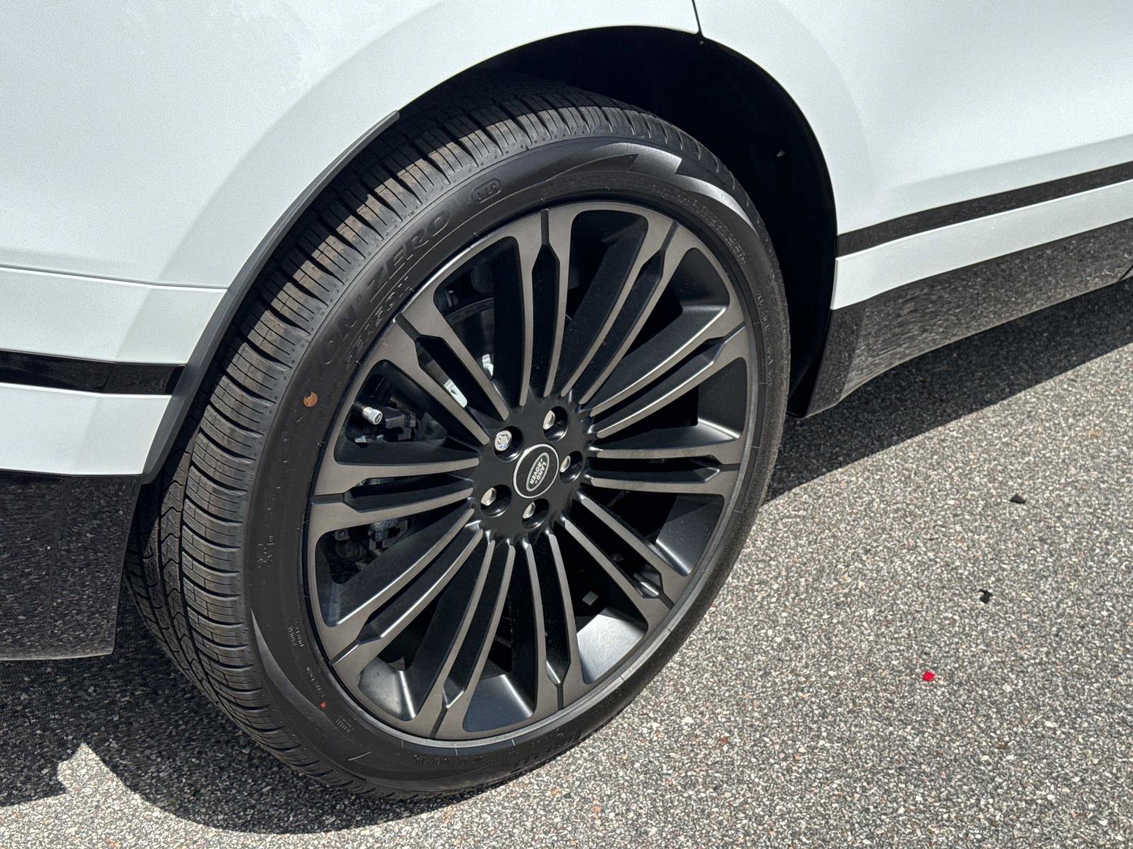 New 2026 Land Rover Range Rover Velar Dynamic SE image 6