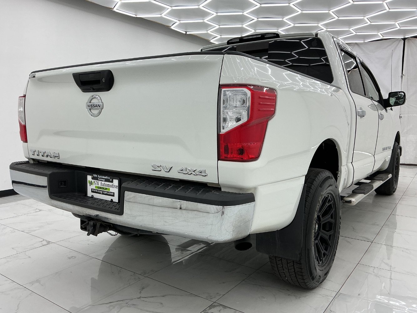 Used 2019 Nissan Titan SV AWD/4WD image 9