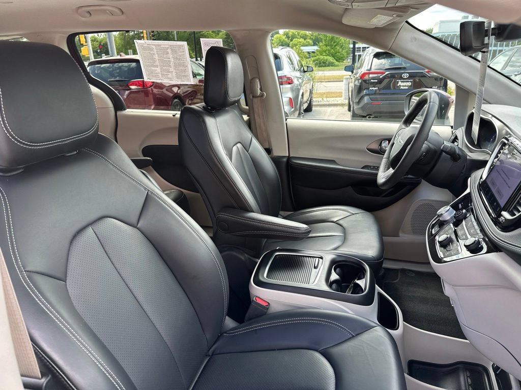 Used 2023 Chrysler Pacifica Touring-L AWD/4WD image 16