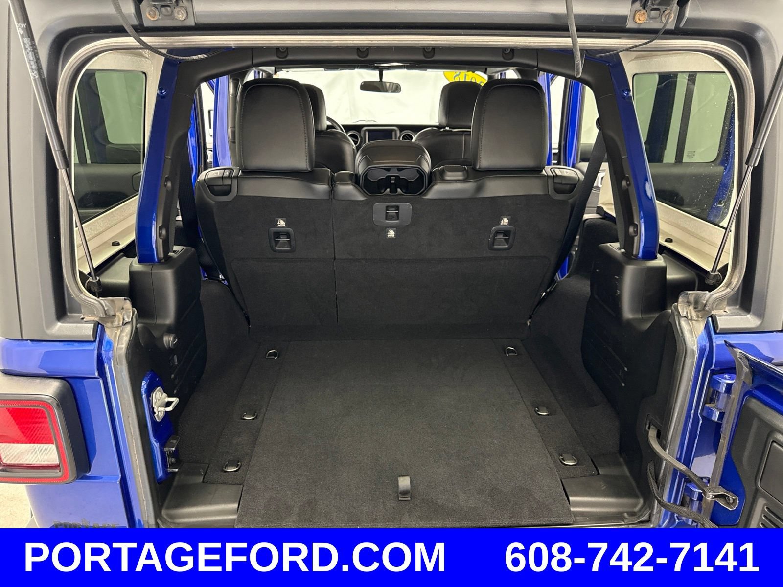 Used 2018 Jeep Wrangler Unlimited Sahara w/ Cold Weather Group AWD/4WD image 40