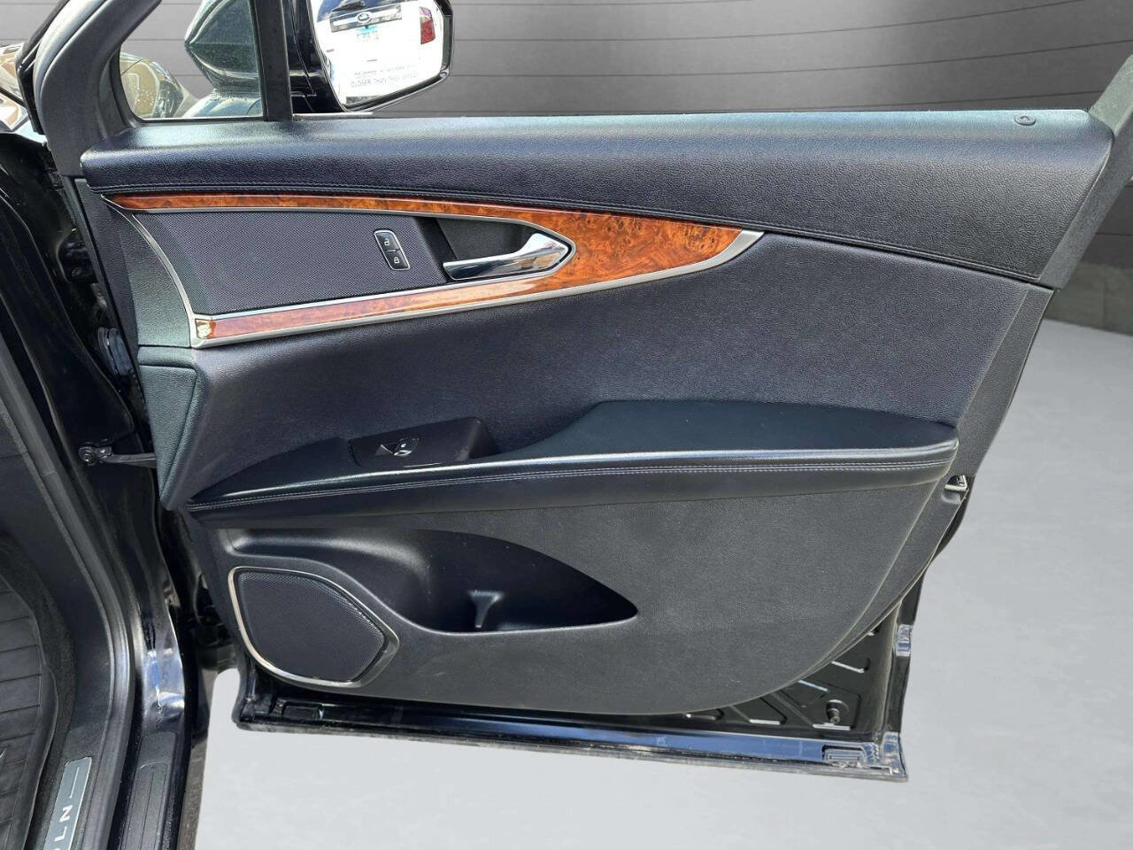 Used 2018 Lincoln MKX Reserve w/ Lincoln MKX Climate Package image 24