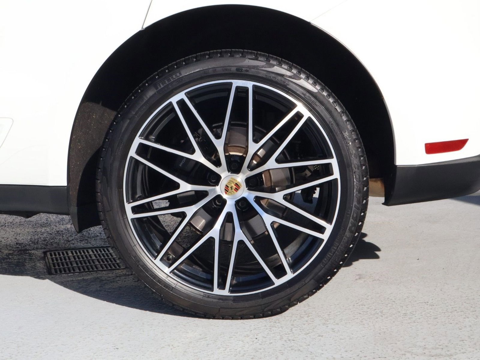 Certified 2025 Porsche Macan image 27