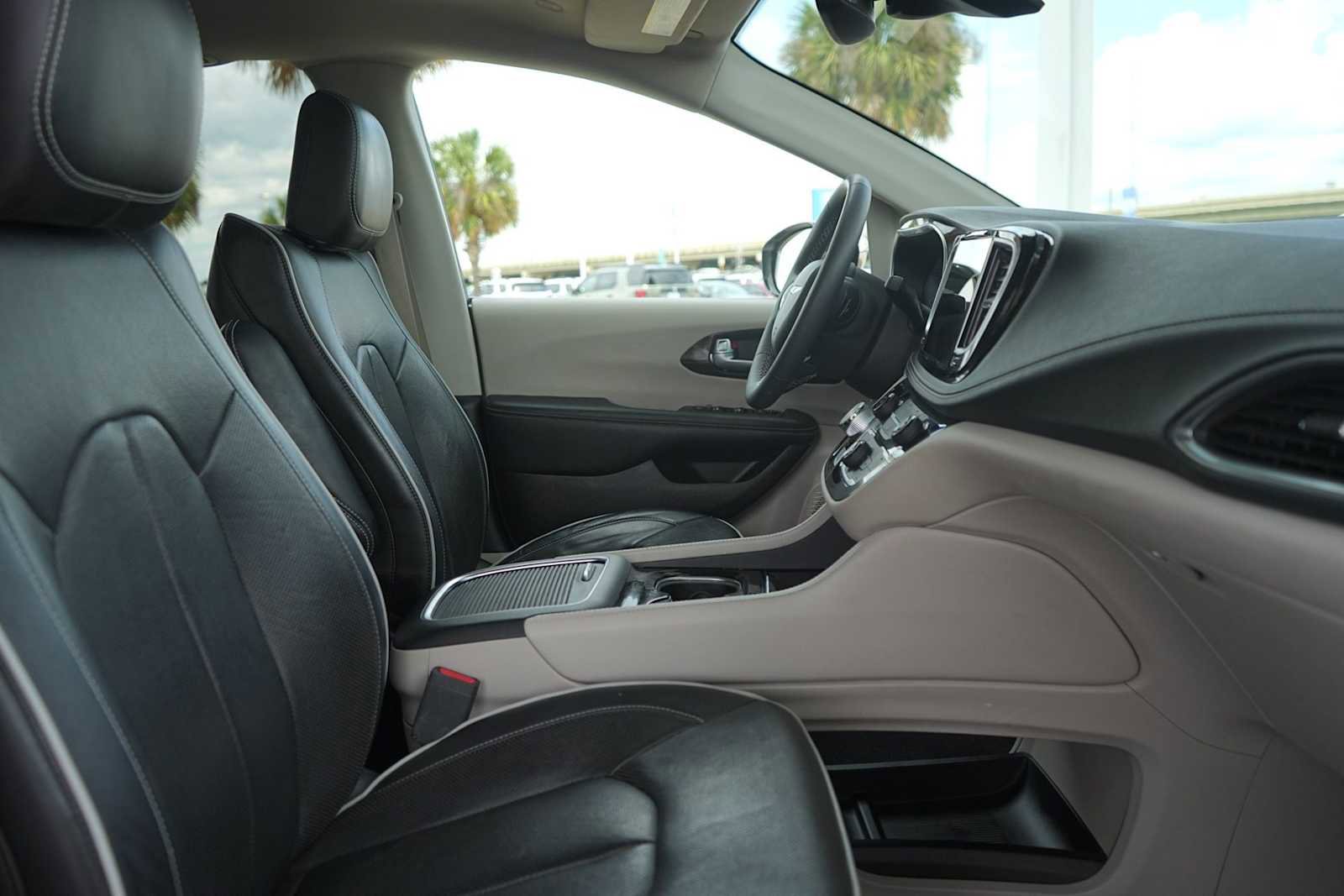 Used 2023 Chrysler Pacifica Limited FWD image 15