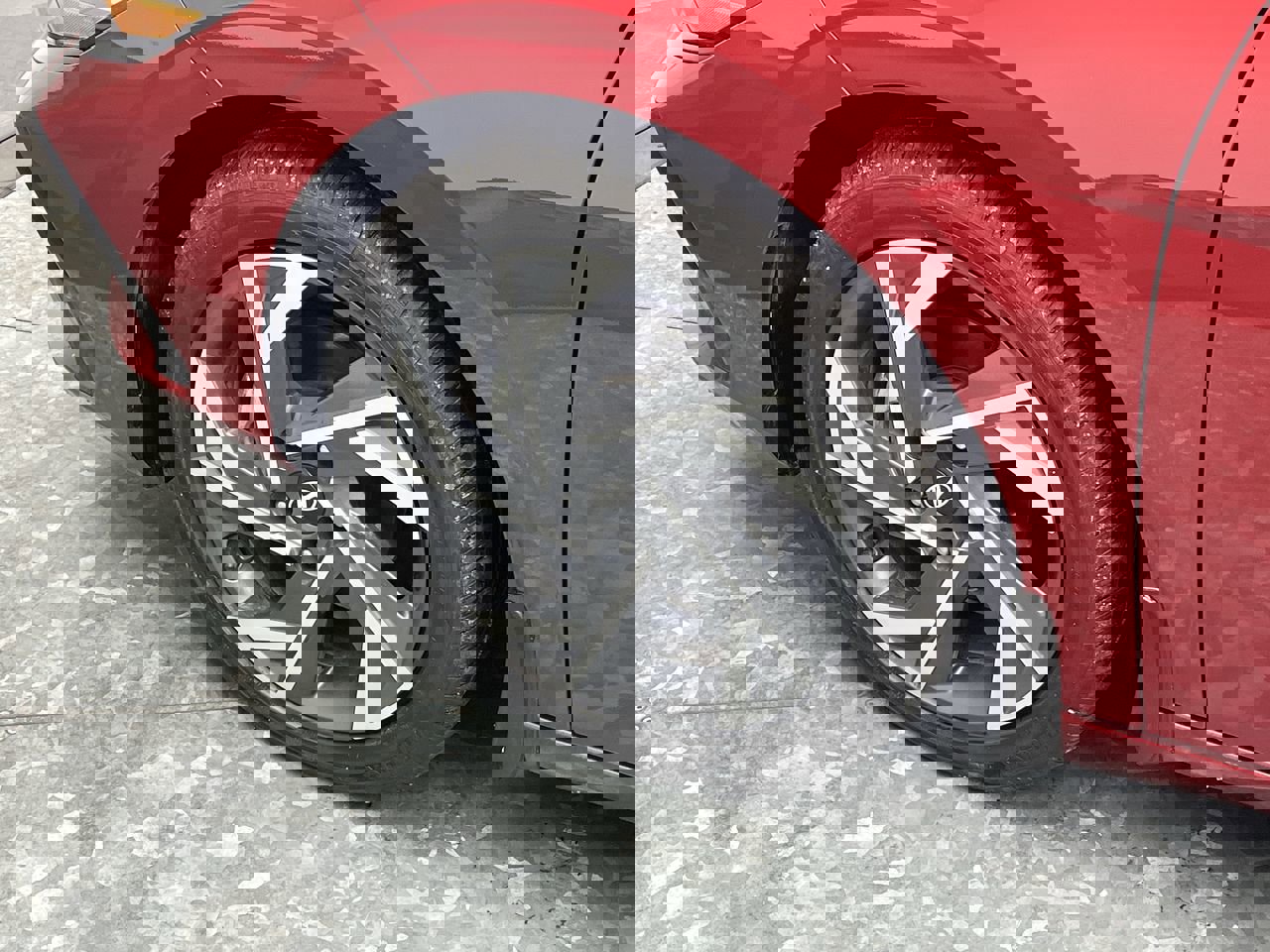 Used 2024 Hyundai Elantra Limited image 30