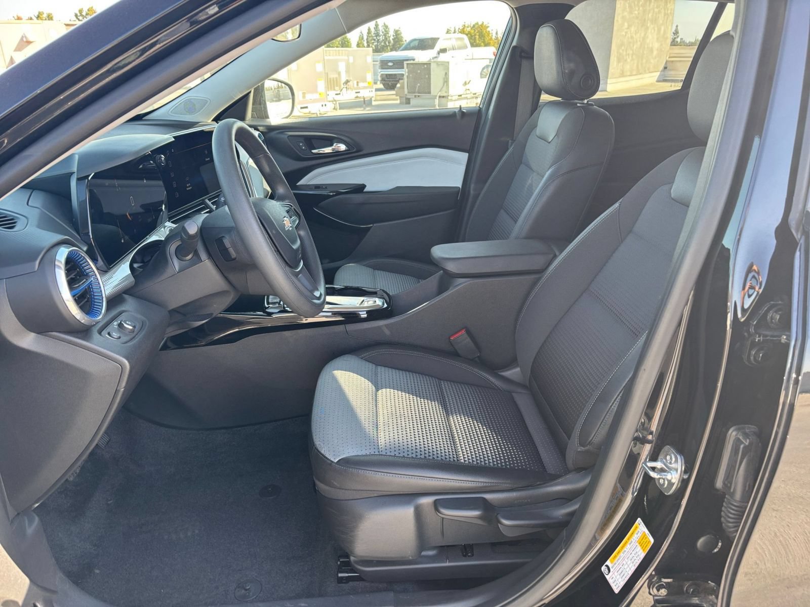 Used 2025 Chevrolet Trax LT FWD image 25
