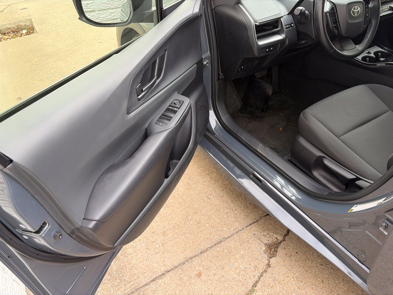 Used 2023 Toyota Prius LE FWD image 9