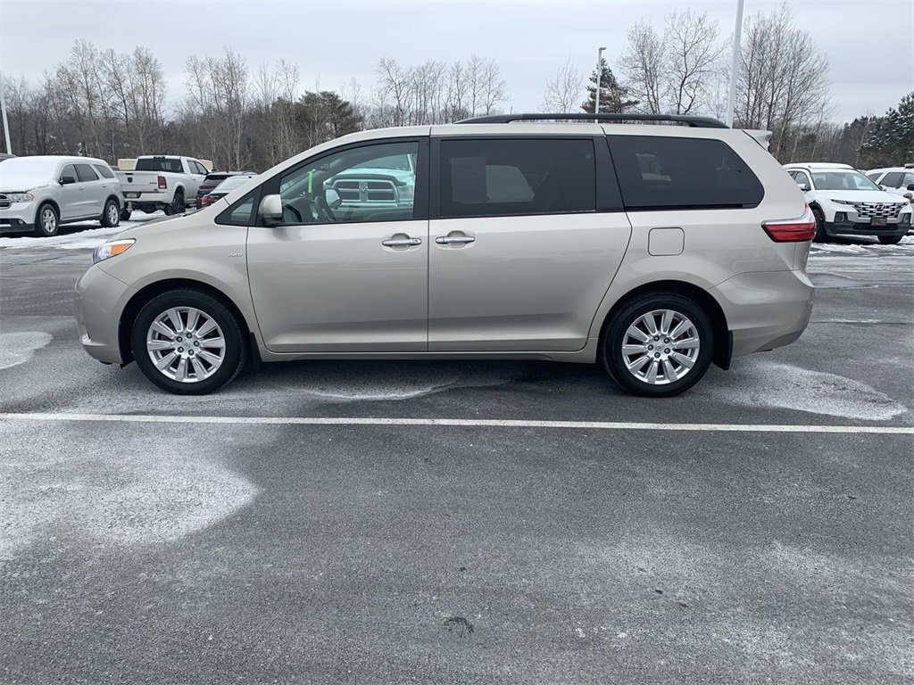 Used 2017 Toyota Sienna XLE Premium image 5