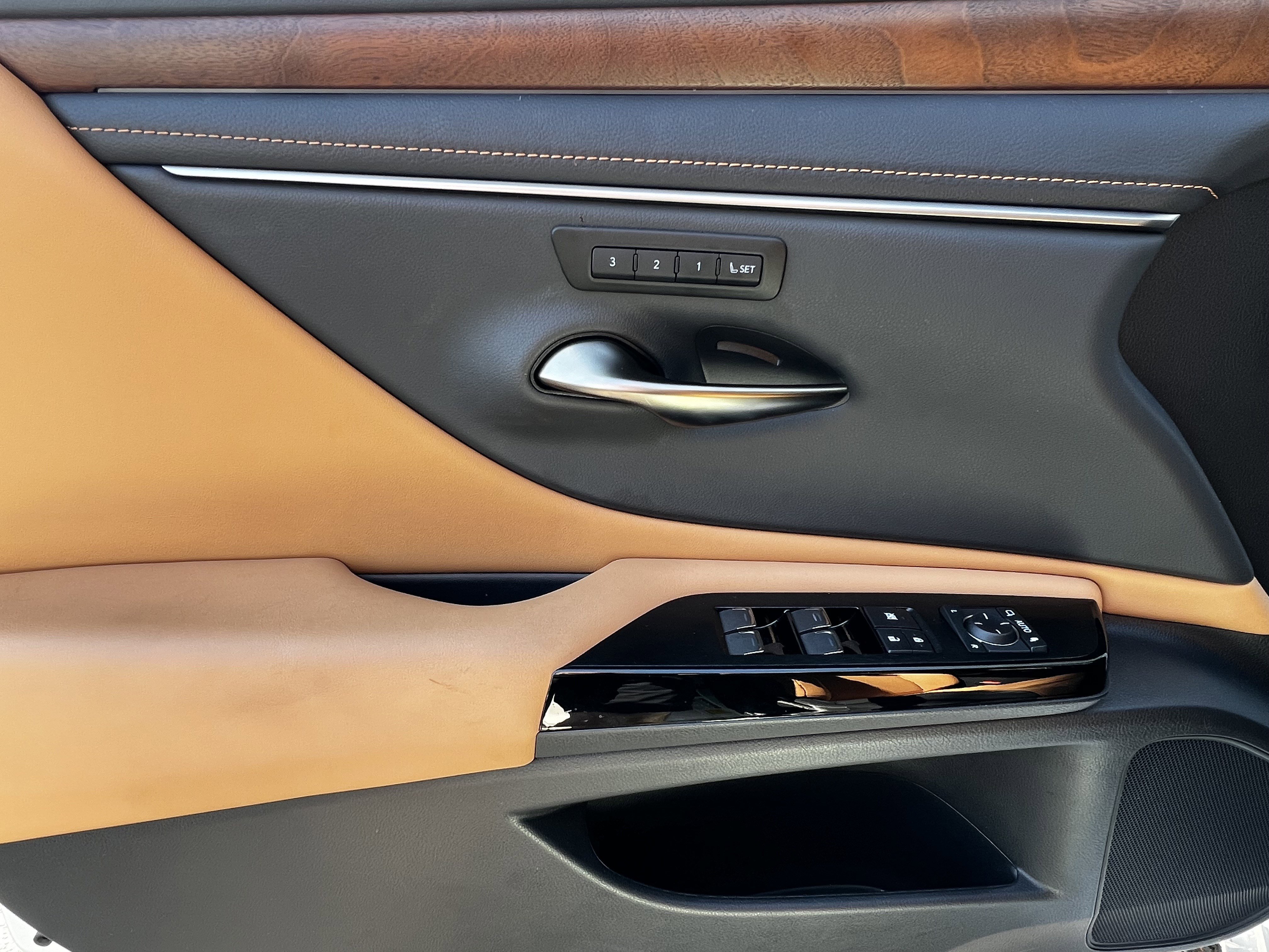 Certified 2025 Lexus ES 300h w/ Premium Package image 13