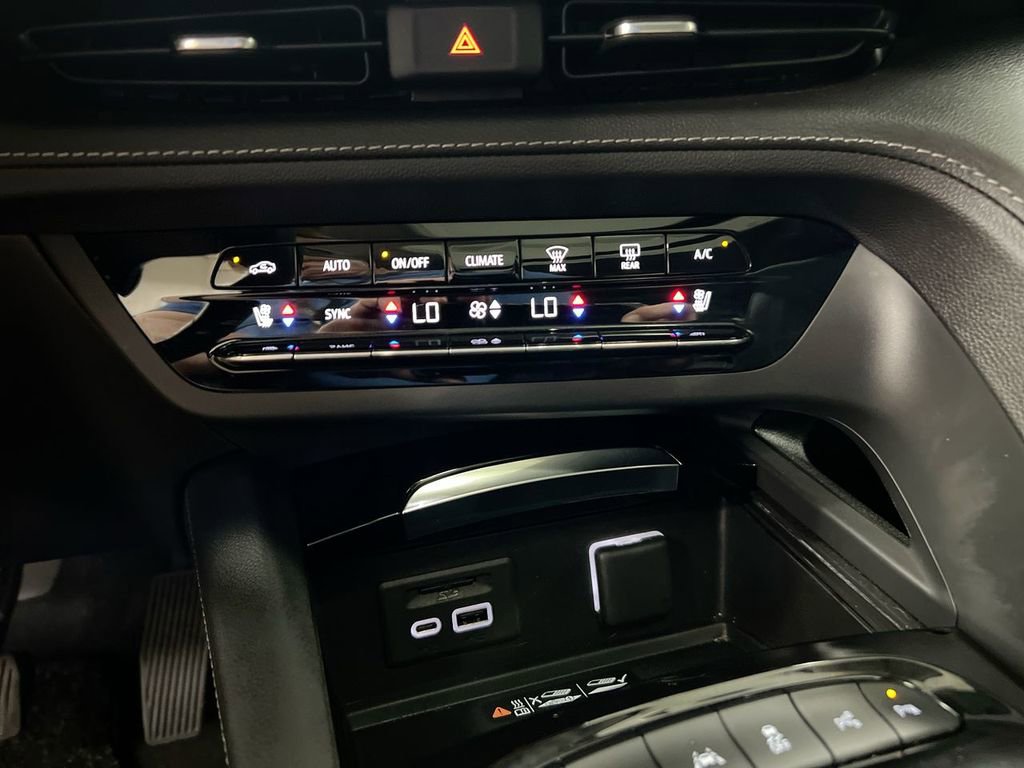 Used 2023 Buick Envision Avenir AWD/4WD image 17