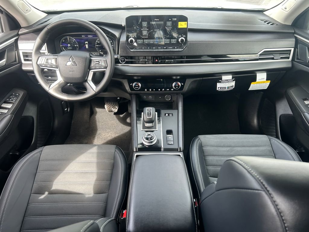 Used 2025 Mitsubishi Outlander 4WD Plug-In Hybrid image 32