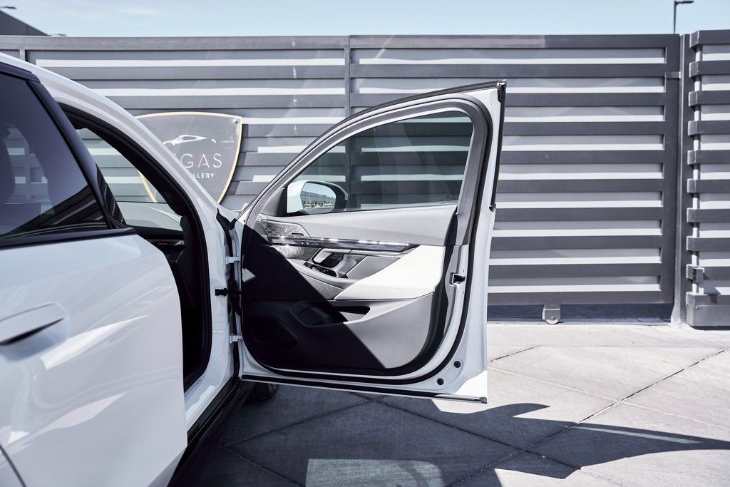 Used 2026 BMW 550e xDrive image 21