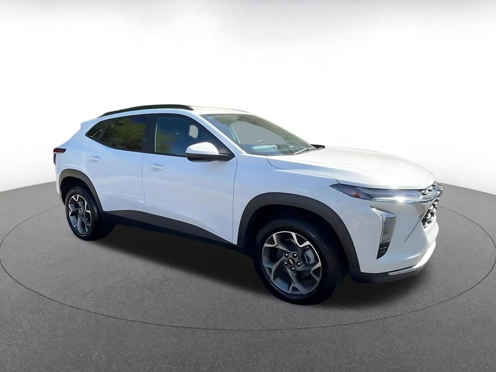 Used 2025 Chevrolet Trax LT w/ LT Convenience Package image 2