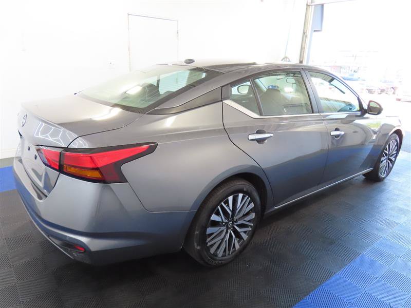 Used 2025 Nissan Altima 2.5 SV FWD image 14