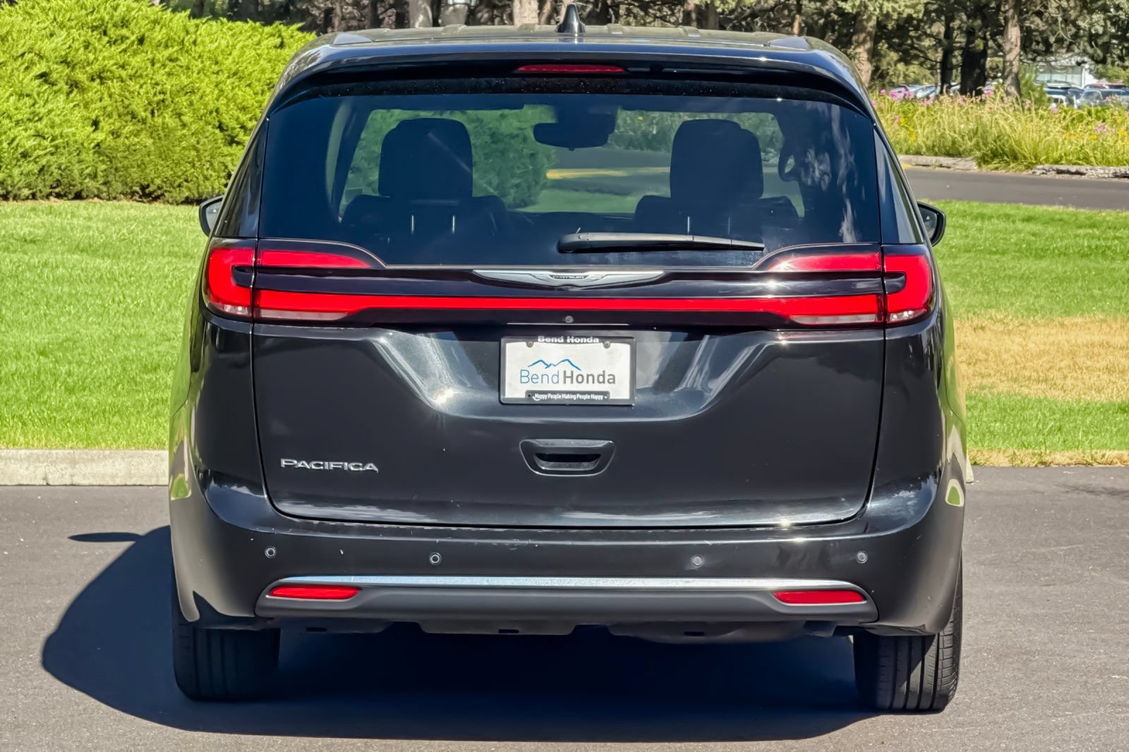 Used 2023 Chrysler Pacifica Touring-L FWD image 5