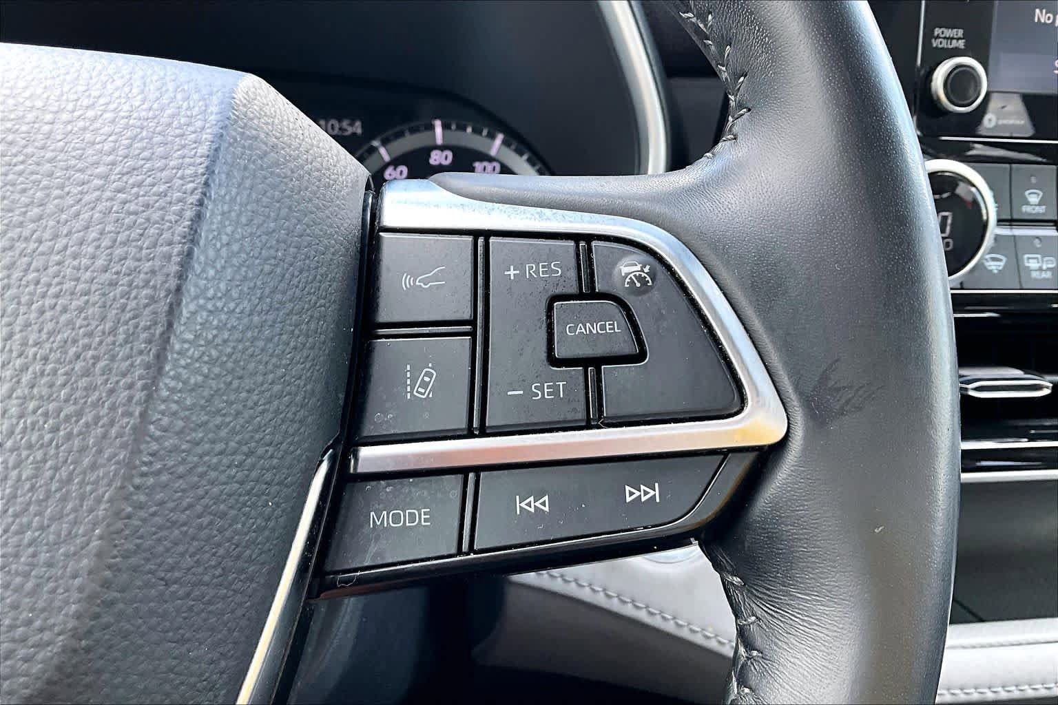 Used 2021 Toyota Highlander XLE FWD image 25
