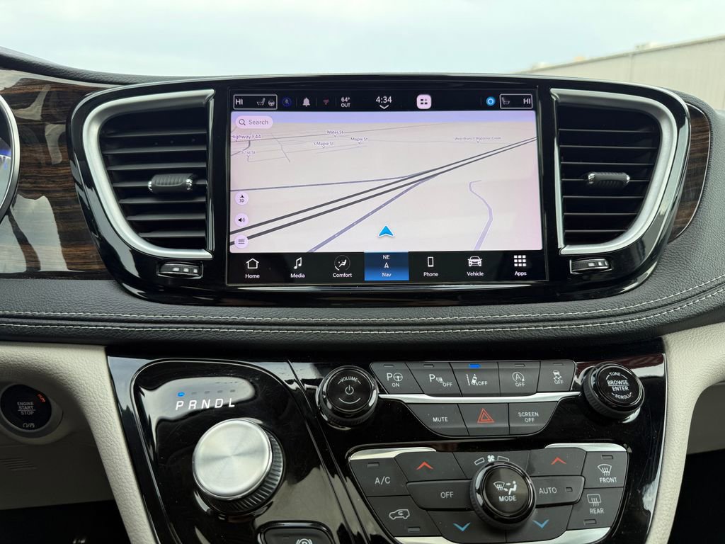 Used 2023 Chrysler Pacifica Limited AWD/4WD image 33