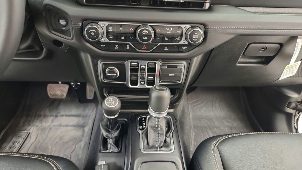 Used 2025 Jeep Gladiator Sport image 32