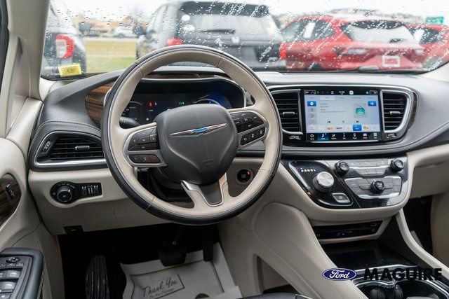 Used 2021 Chrysler Pacifica Limited w/ Uconnect Theater Family Group image 18