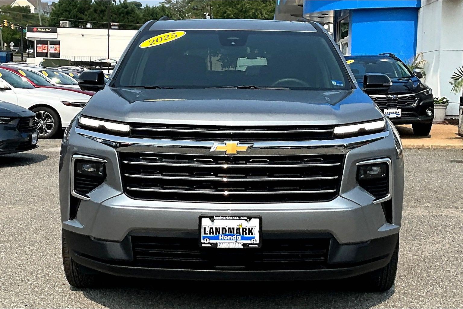 Used 2025 Chevrolet Traverse LT w/ Sun and Wheel Package FWD image 3