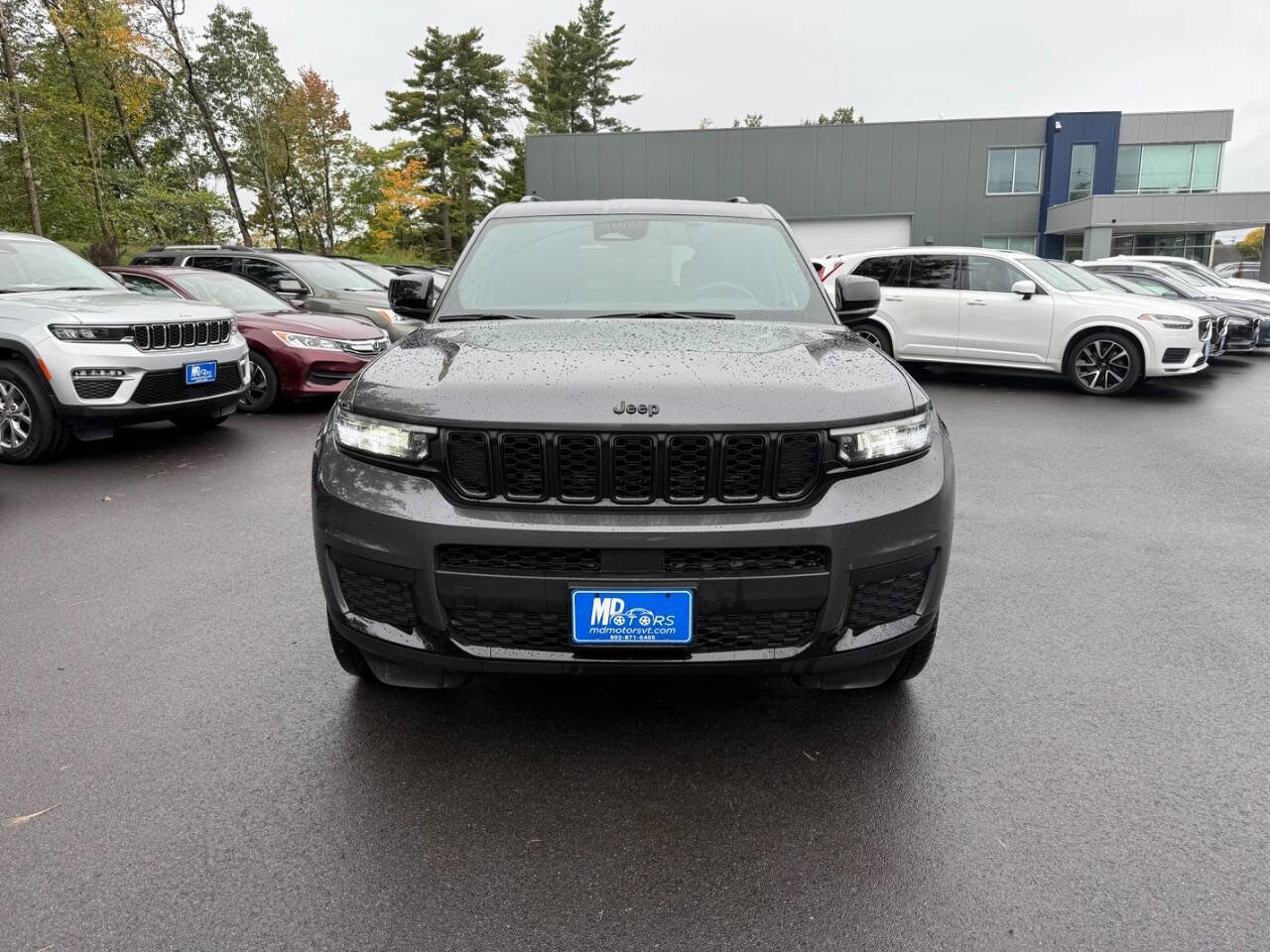 Used 2023 Jeep Grand Cherokee L Laredo image 3