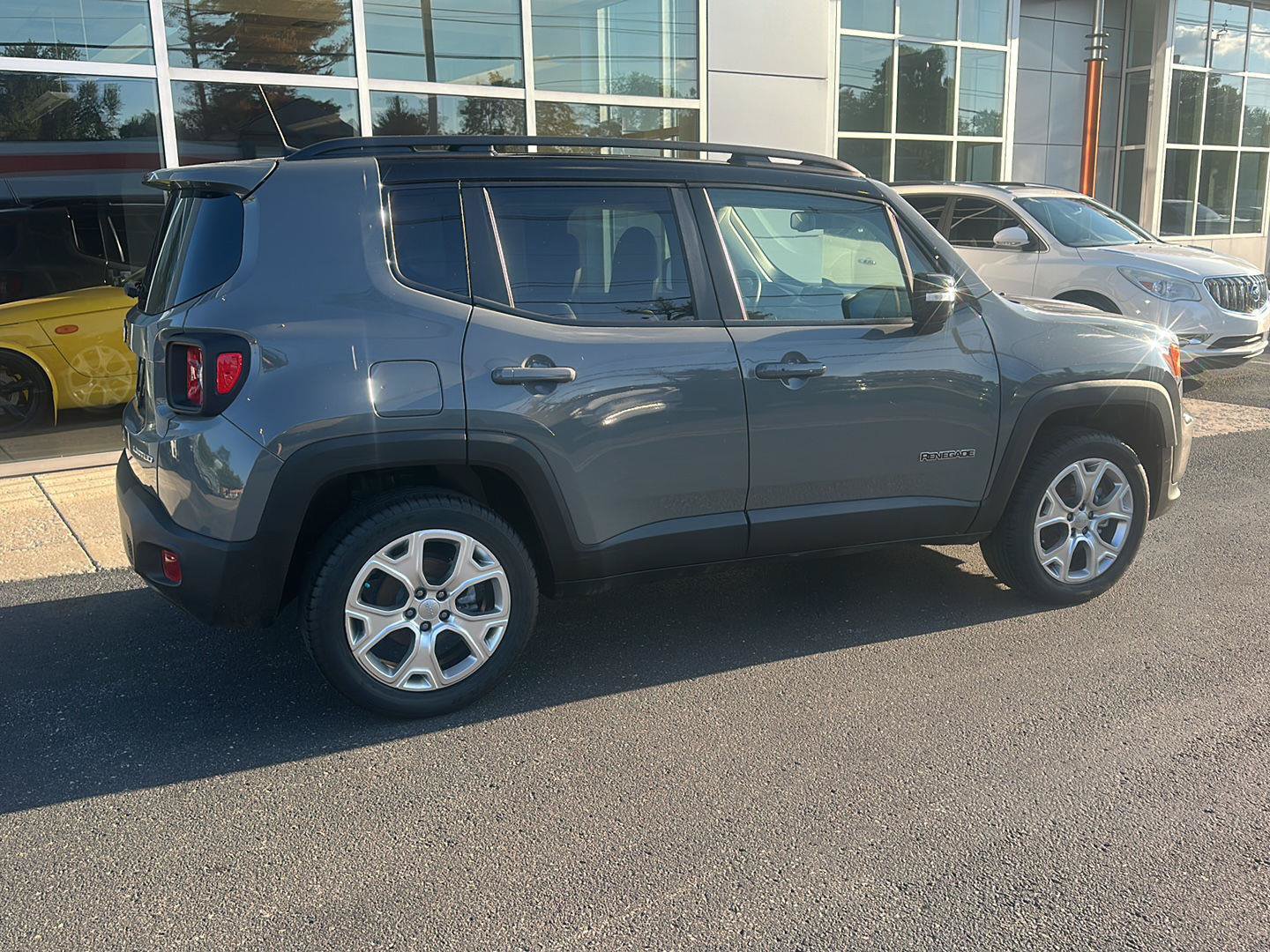 Used 2022 Jeep Renegade Limited AWD/4WD image 3