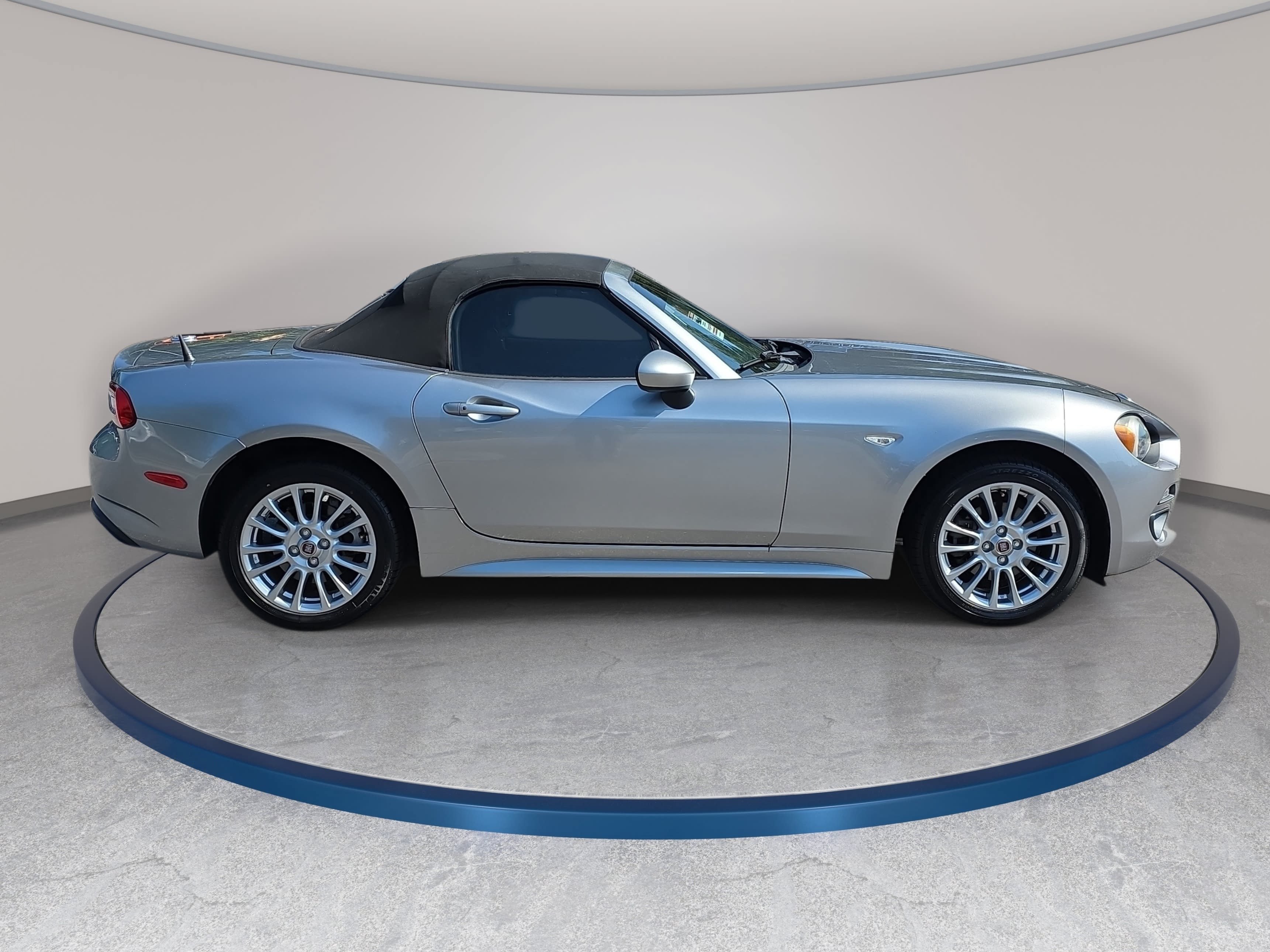 Used 2017 FIAT 124 Spider Classica RWD image 4