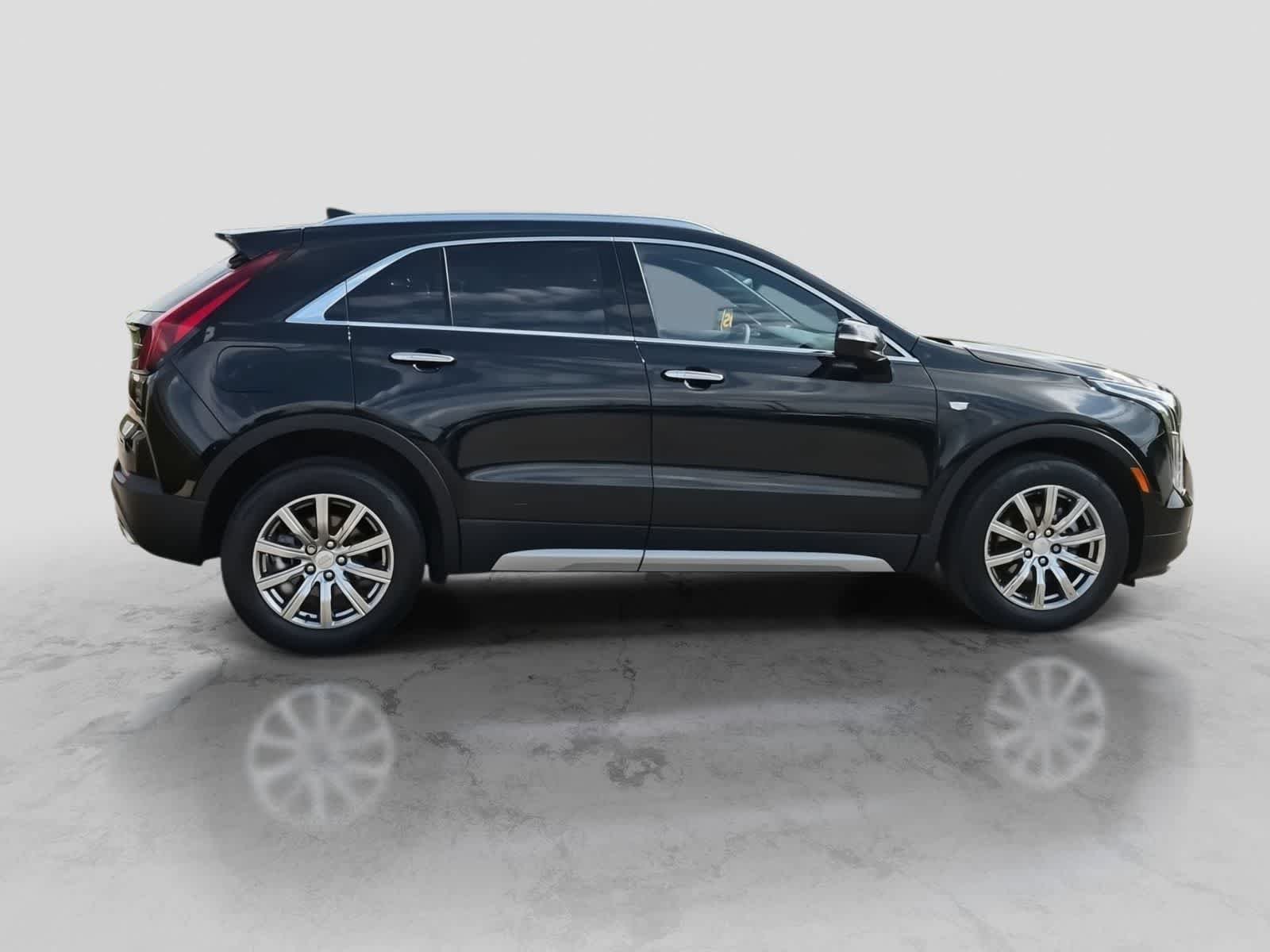 Used 2022 Cadillac XT4 Premium Luxury w/ Enhanced Visibility Package FWD image 9