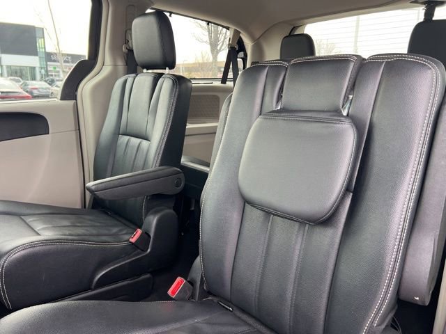 Used 2016 Chrysler Town & Country Touring w/ Driver Convenience Group image 23