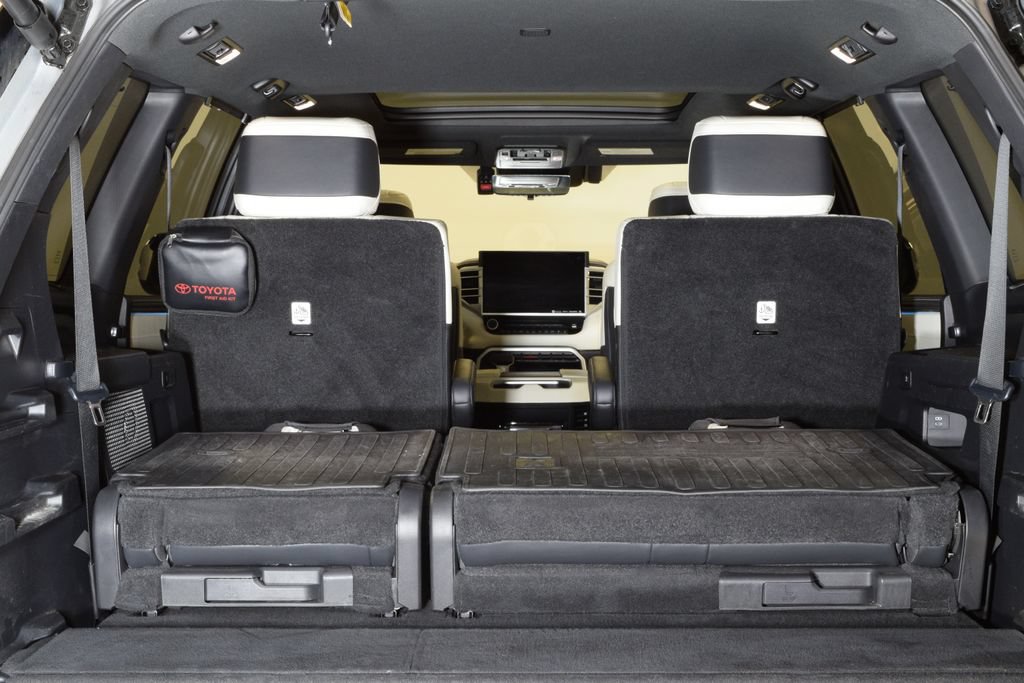 Used 2023 Toyota Sequoia Capstone AWD/4WD image 30