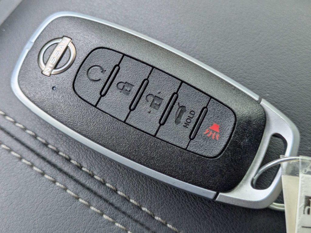 Used 2025 Nissan Pathfinder Platinum w/ Black Appearance Package FWD image 34