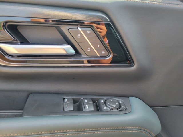 Used 2025 GMC Yukon AT4 w/ AT4 Premium Package AWD/4WD image 16