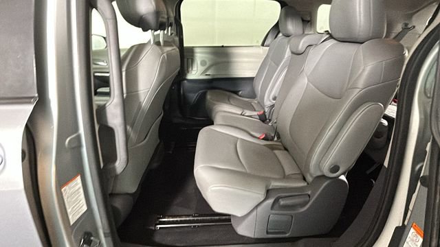 Used 2021 Toyota Sienna XLE FWD image 27