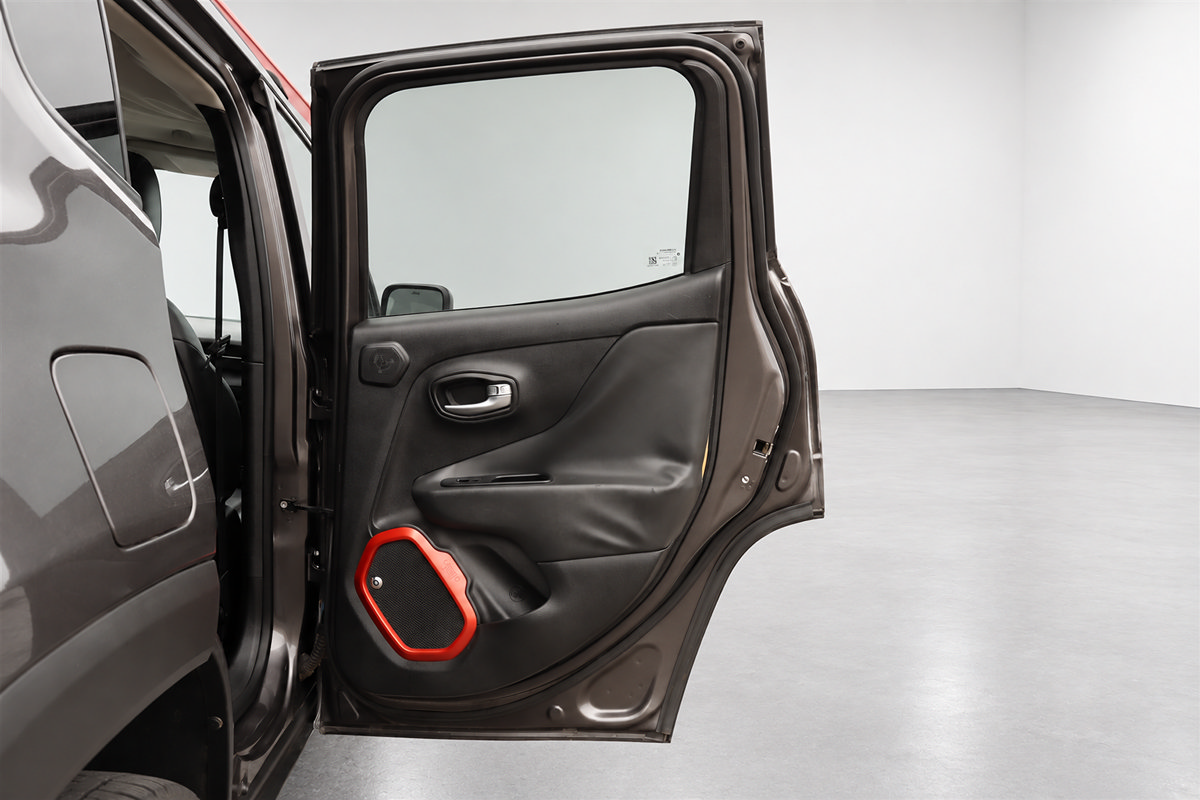 Used 2018 Jeep Renegade Trailhawk AWD/4WD image 13