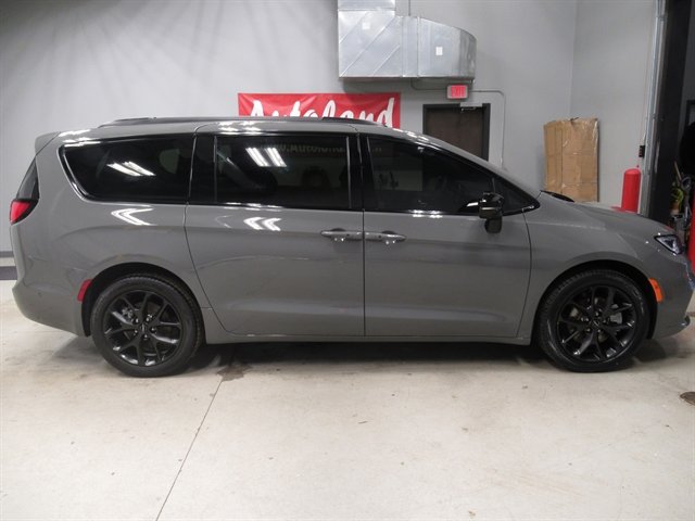Used 2023 Chrysler Pacifica Limited w/ S Appearance Package AWD/4WD image 8